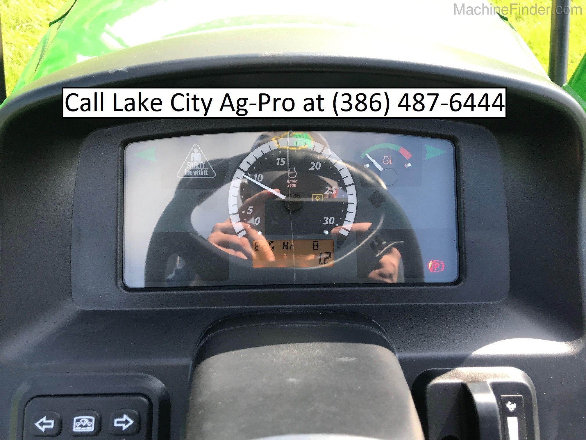 2020 John Deere 4052M Image 8