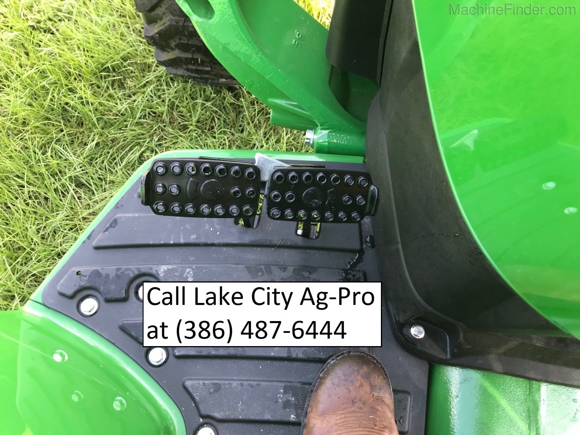 2020 John Deere 4052M Image 10
