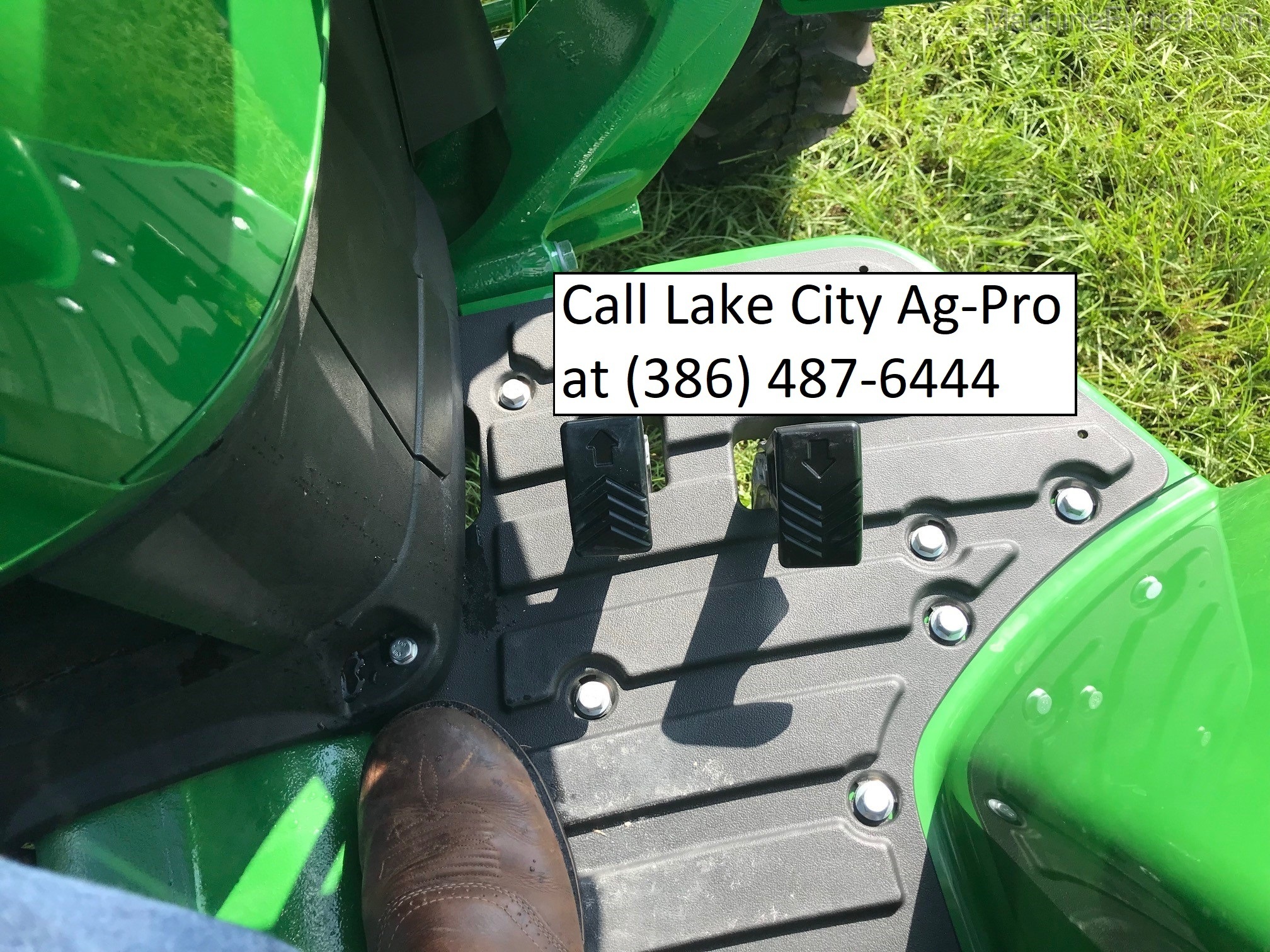 2020 John Deere 4052M Image 9