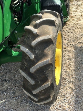 2017 John Deere 5085E Image 2