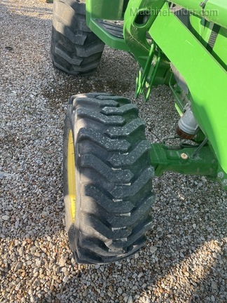 2015 John Deere 4052M Image 4