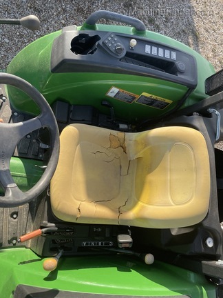 2015 John Deere 4052M Image 8