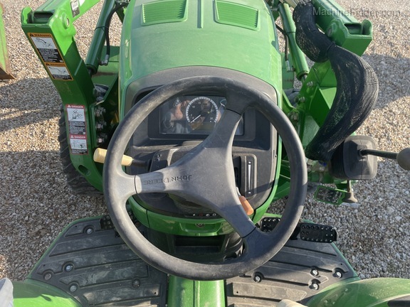2015 John Deere 4052M Image 9