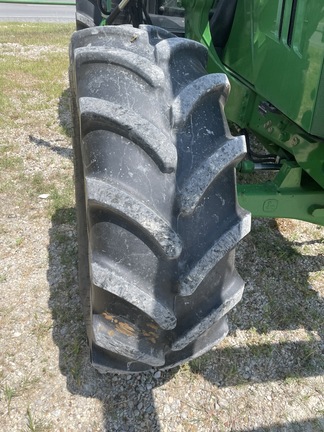 2015 John Deere 6105M Image 4