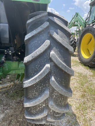 2015 John Deere 6105M Image 5