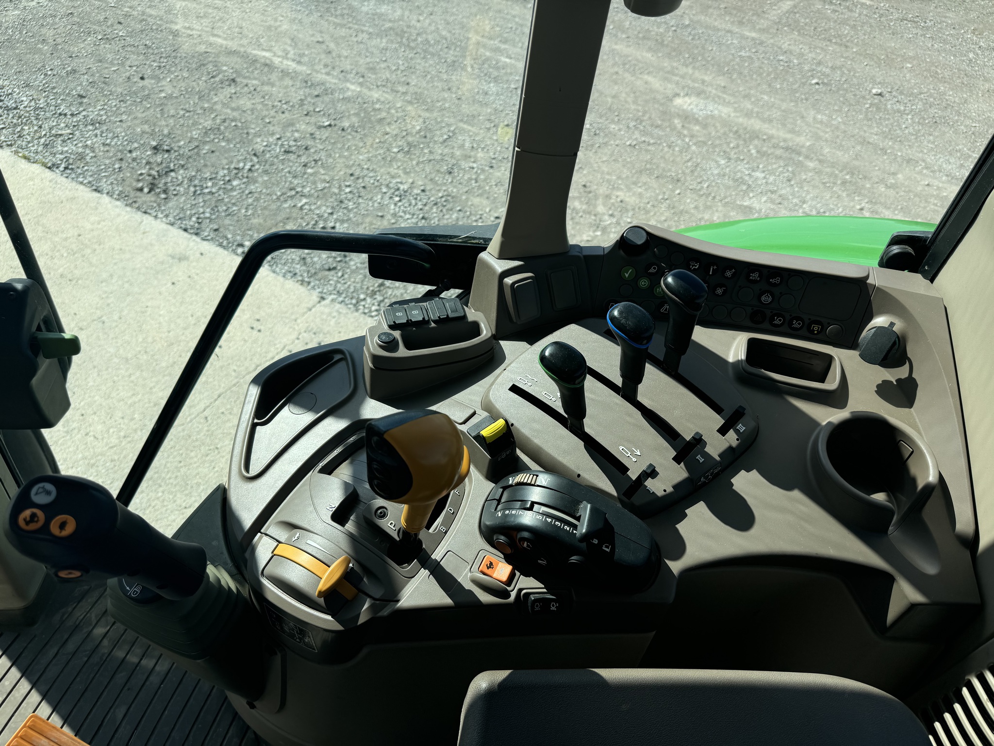 2020 John Deere 6120M Image 29