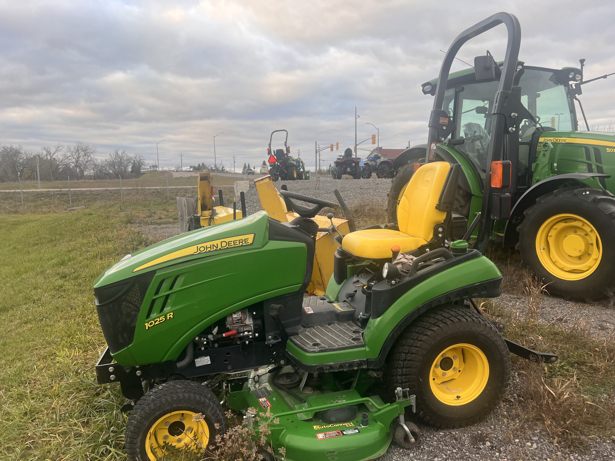 2017 John Deere 1025R Image 3