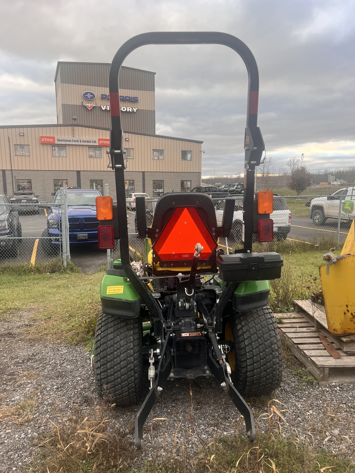 2017 John Deere 1025R Image 6