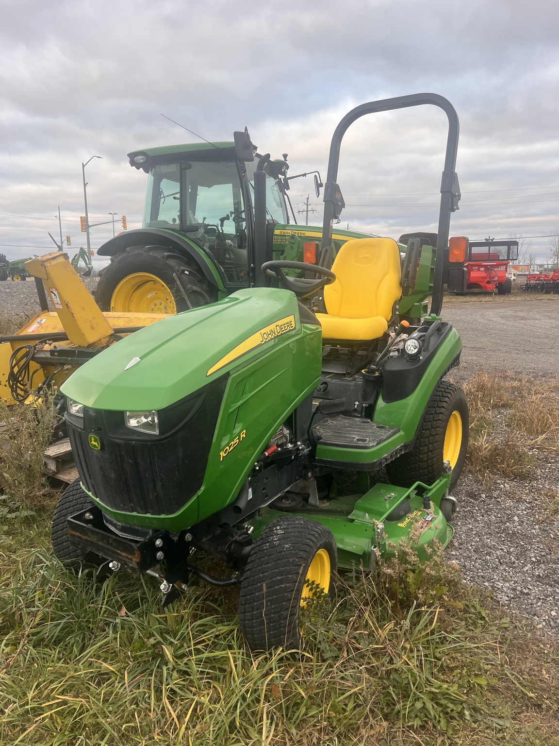 2017 John Deere 1025R Image 4