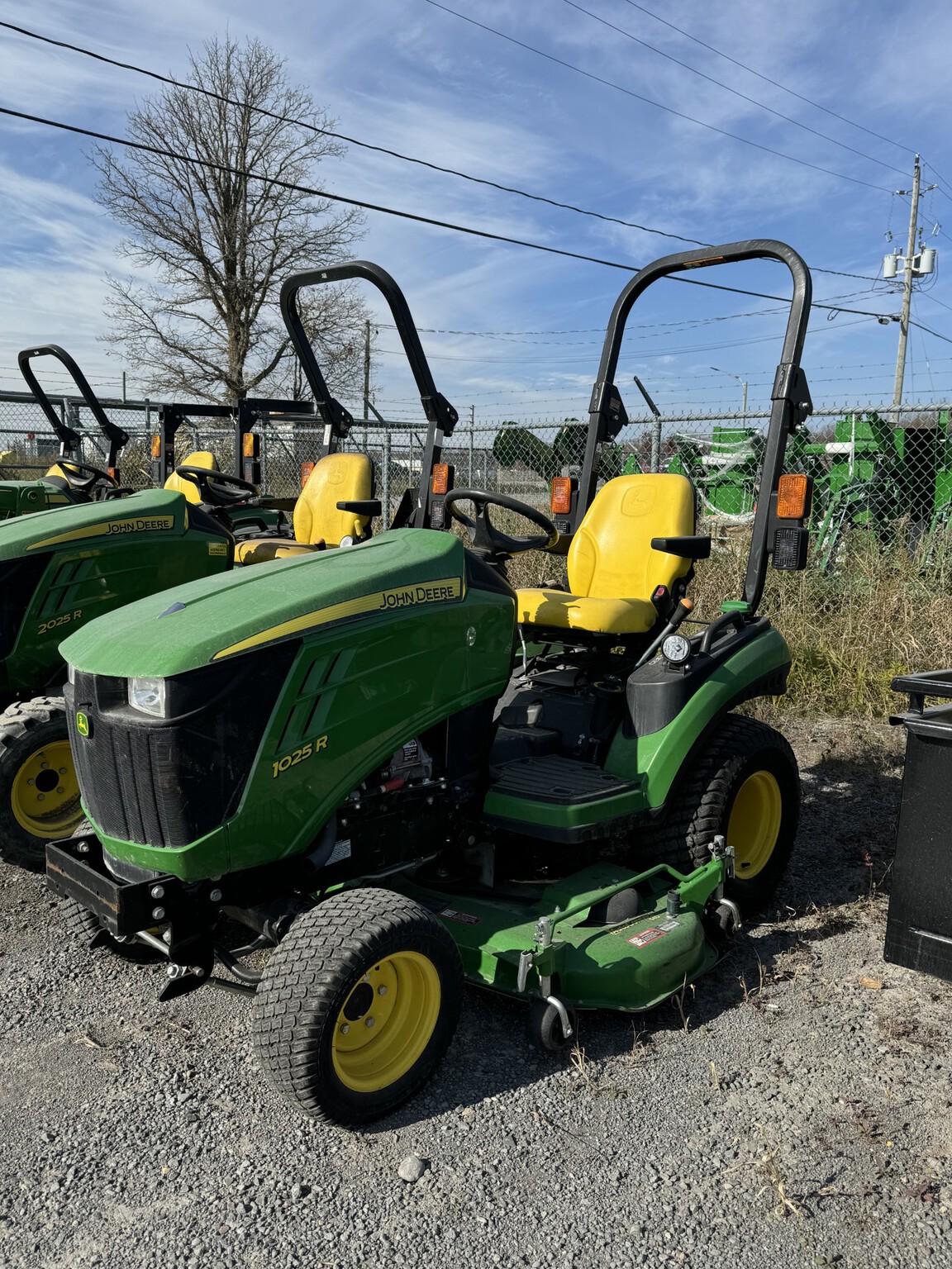 2017 John Deere 1025R Image 2