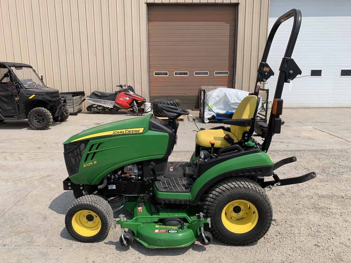 2017 John Deere 1025R Image 1