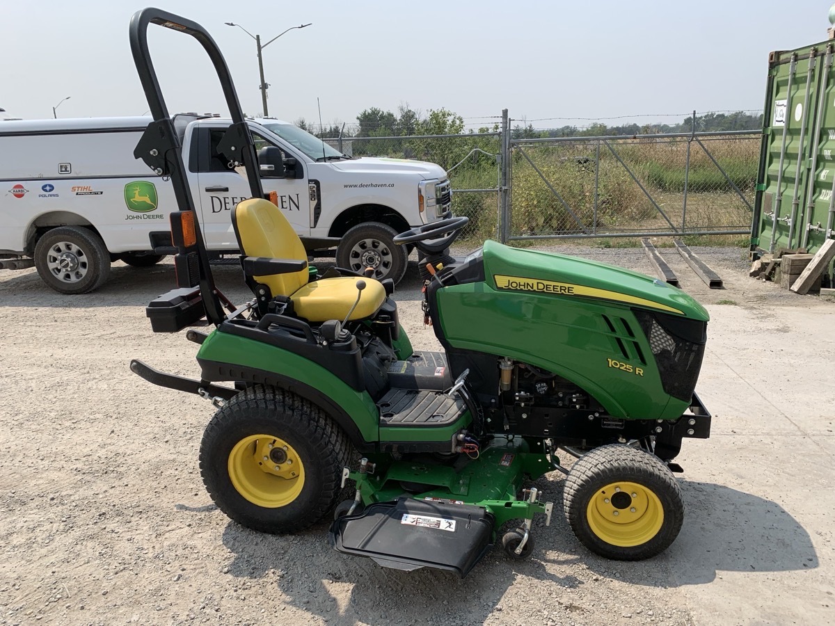 2017 John Deere 1025R Image 3