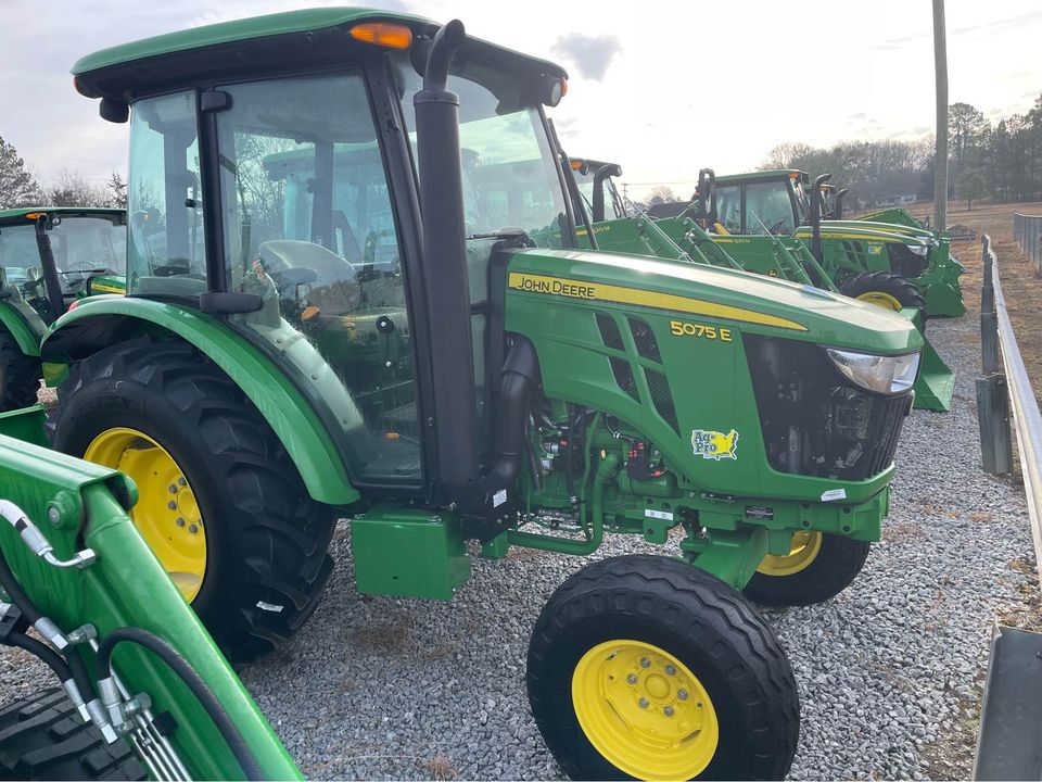2023 John Deere 5075E Image 1