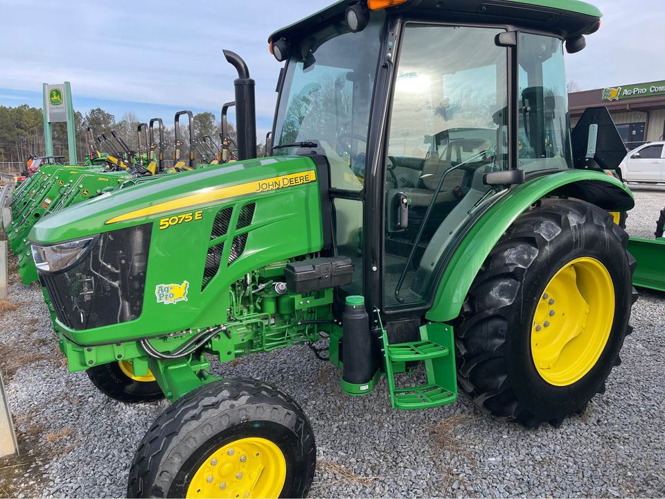2023 John Deere 5075E Image 4