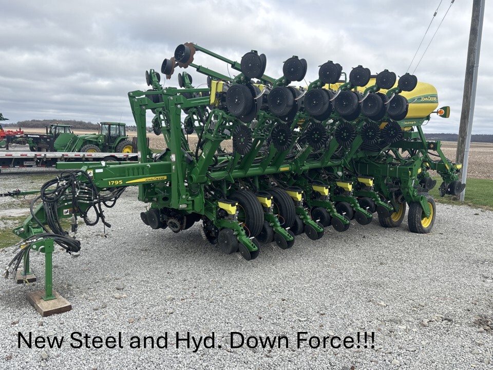 Used 2017 John Deere 1795 Planters: Drawn at Koenig Equipment in Urbana, OH - PhotoXL0