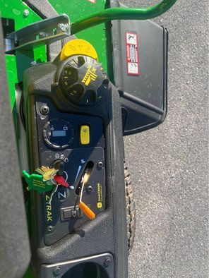 2025 John Deere Z740R Image 7
