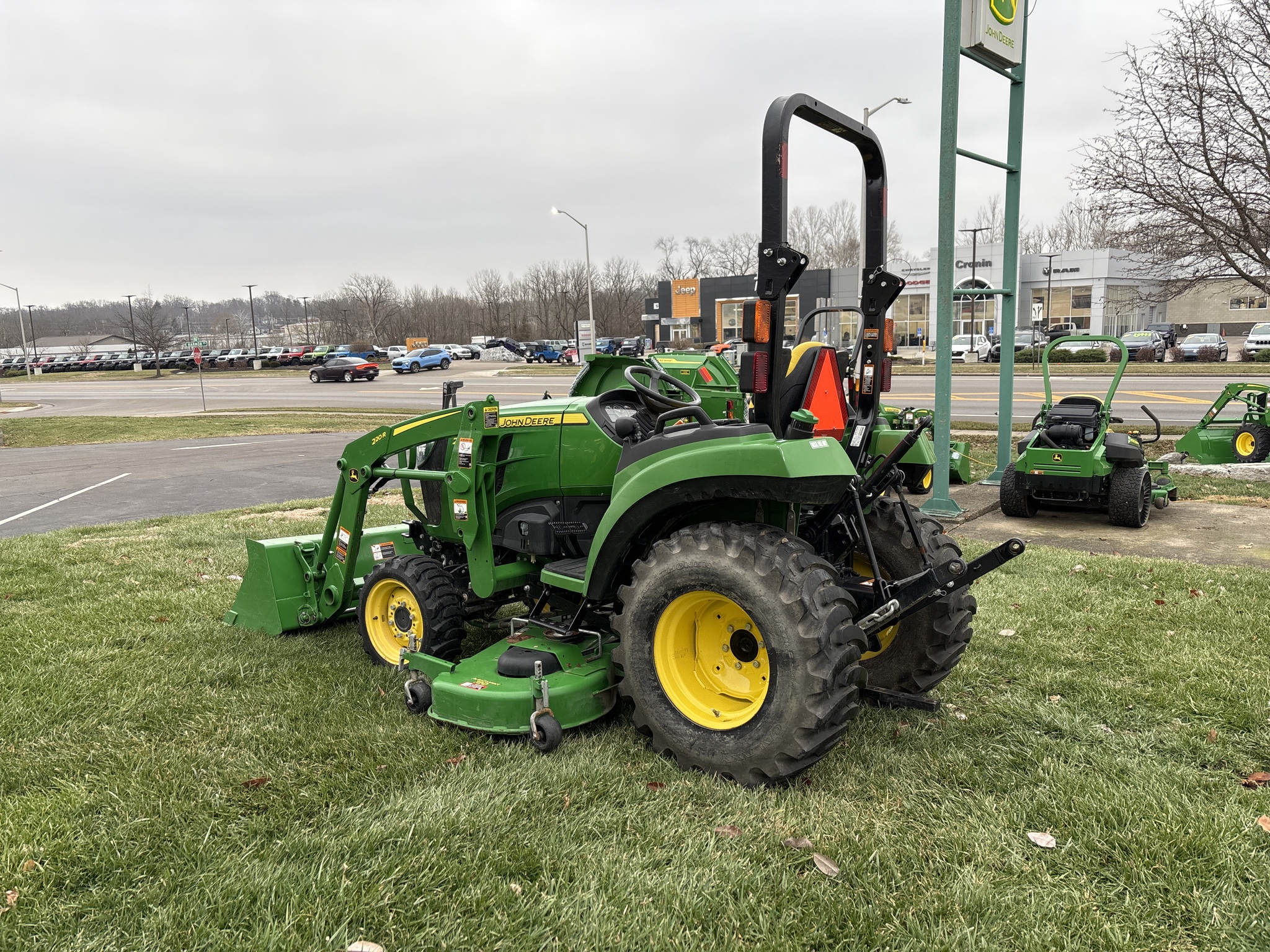 Used 2018 John Deere 2032R Compact Utility Tractors at Koenig Equipment in Lebanon, OH - PhotoXL3