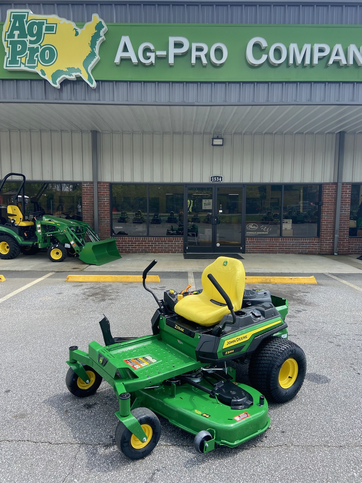2024 John Deere Z325E Image 1