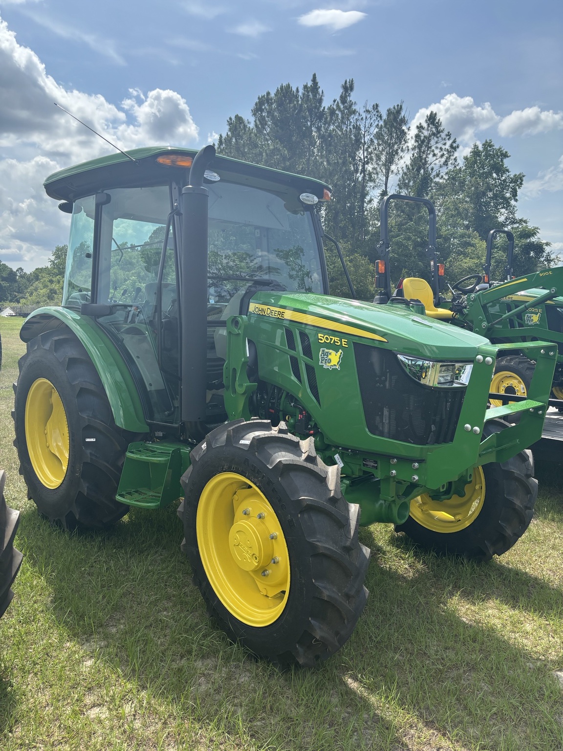 2025 John Deere 5075E Image 2