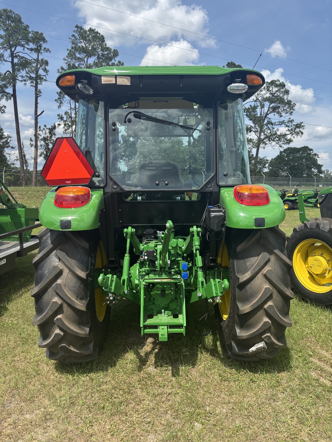 2025 John Deere 5075E Image 3