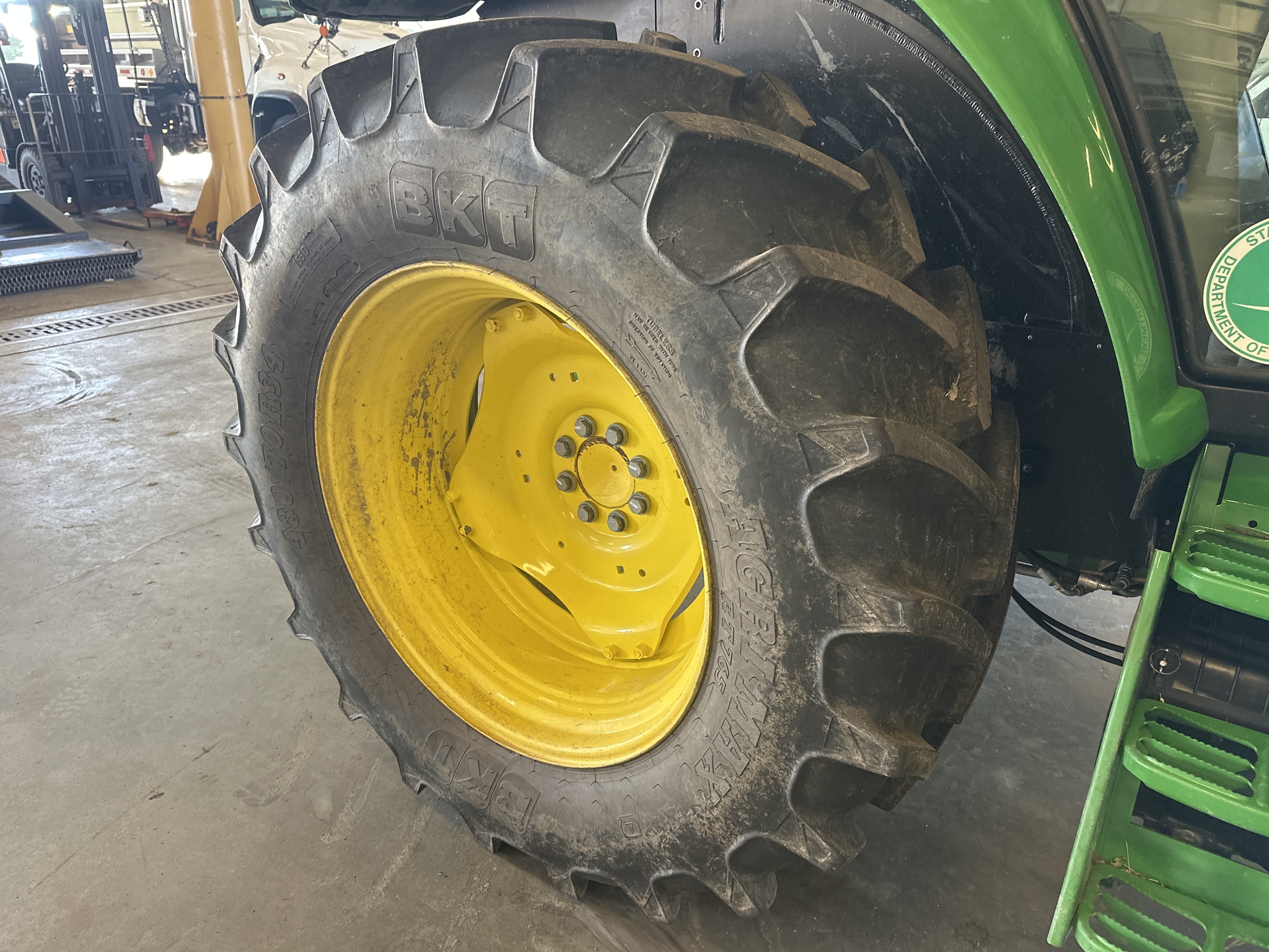 2023 John Deere 6120M Image 10
