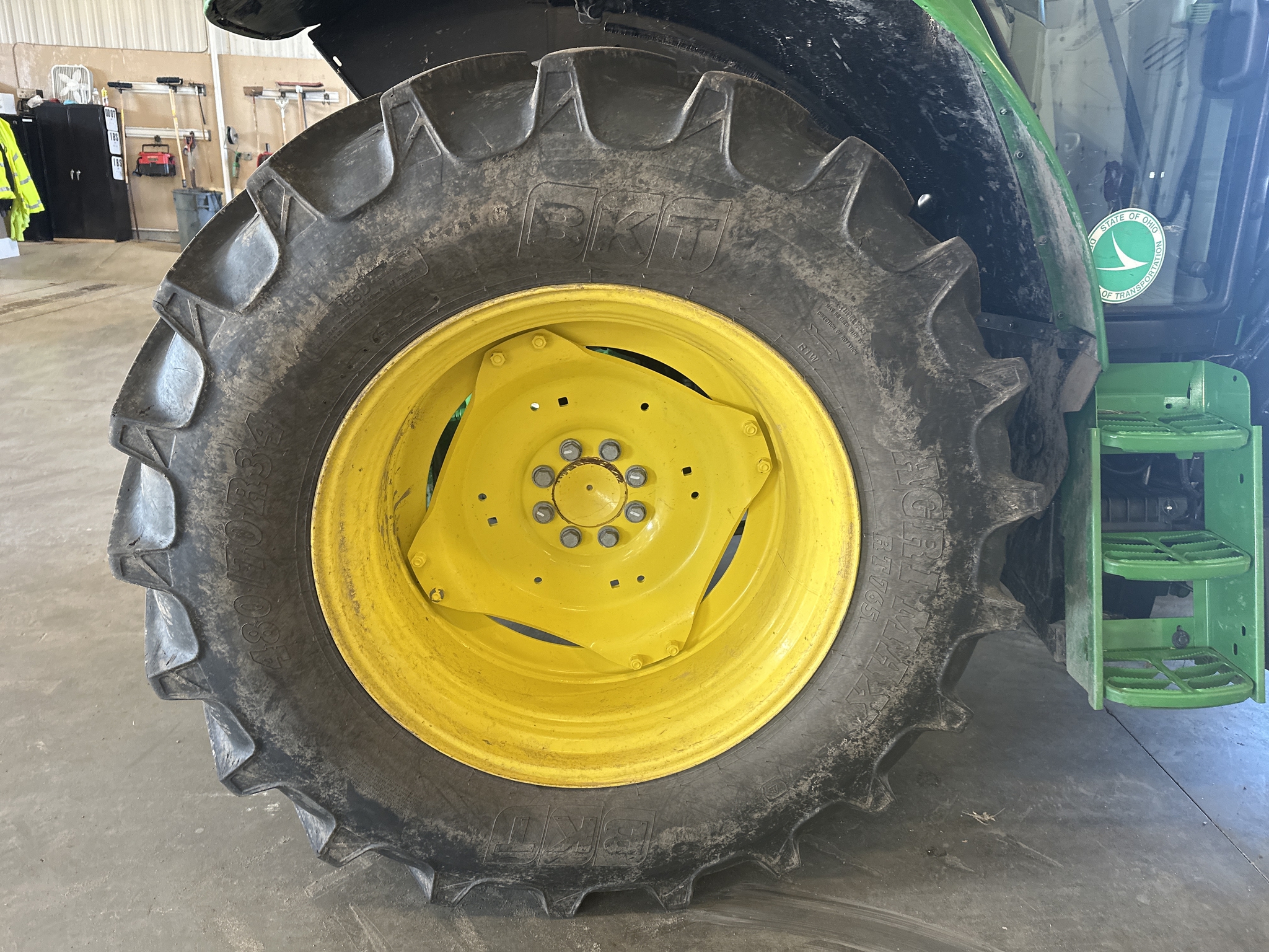 2023 John Deere 6120M Image 9