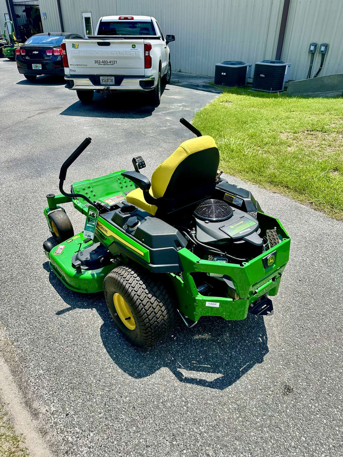 2025 John Deere Z330R Image 3