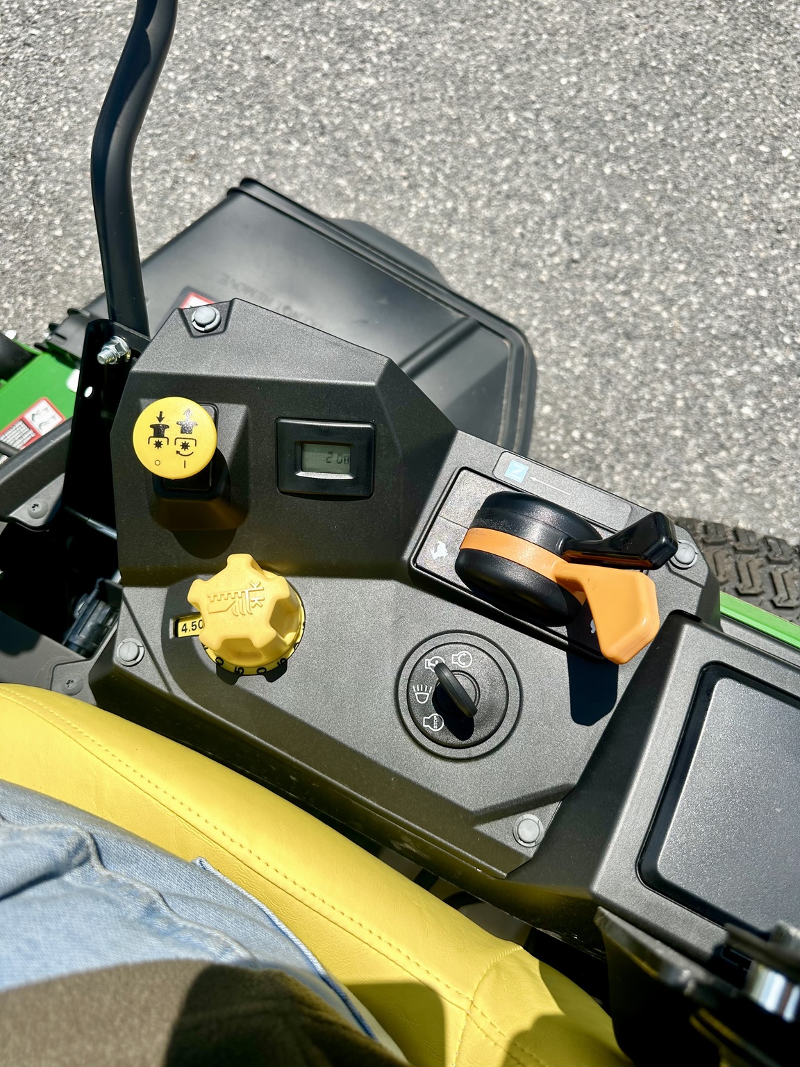 2025 John Deere Z330R Image 6