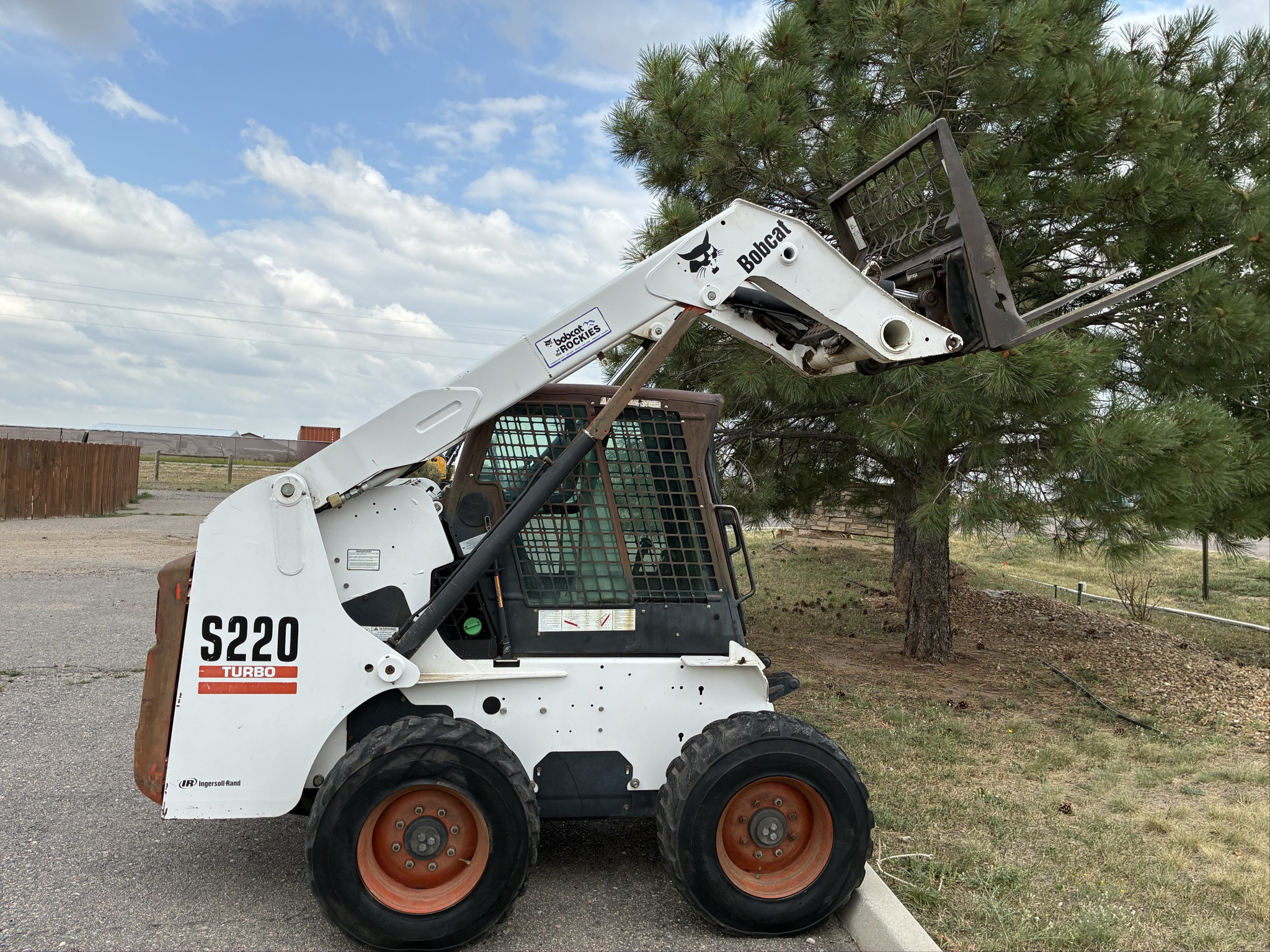Bobcat S220 Image 1