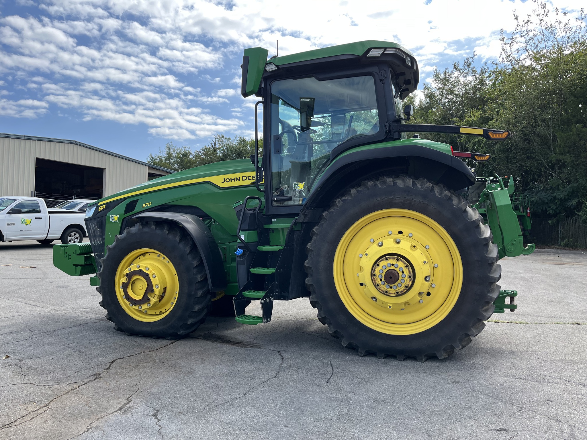 2023 John Deere 8R 370 Image 7
