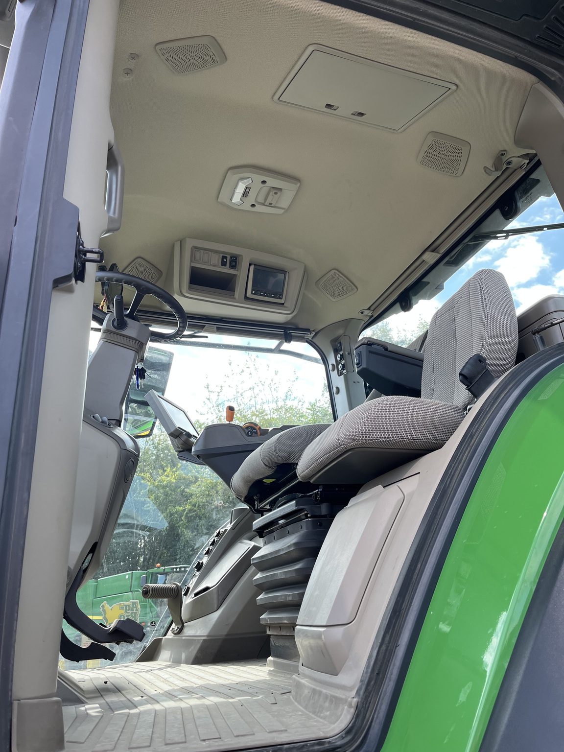 2023 John Deere 8R 370 Image 9