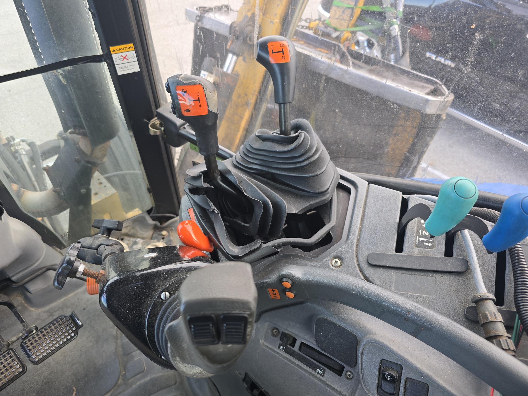 2005 New Holland TS115A Std.Cab Image 18