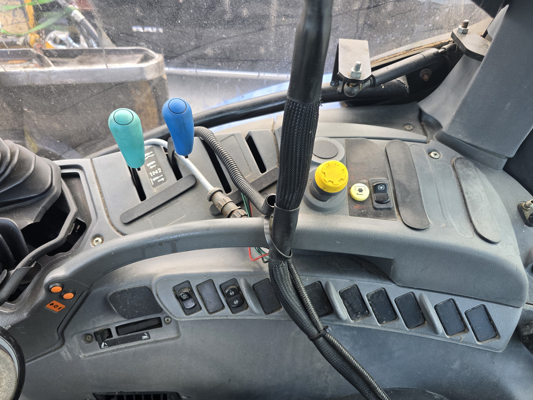 2005 New Holland TS115A Std.Cab Image 19