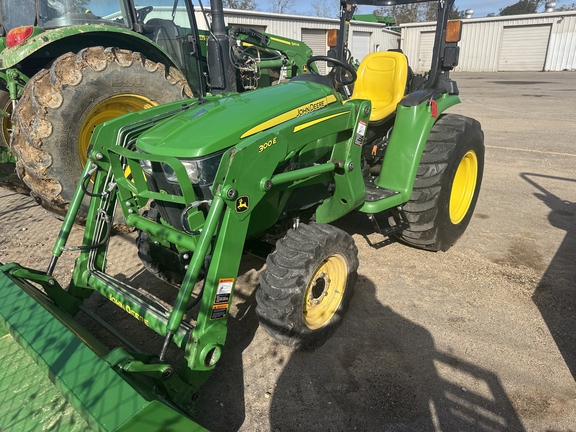 2021 John Deere 3032E Photo 1