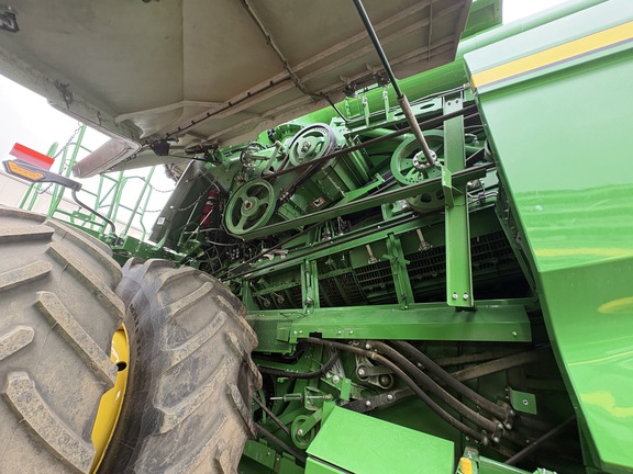 Used 2024 John Deere X9 1000 Combines at Horizon Ag & Turf in Vermilion, AB - Photo9