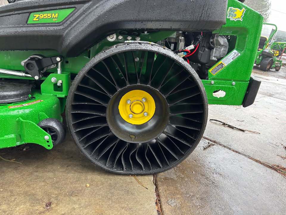 2026 John Deere Z955M EFI Image 9