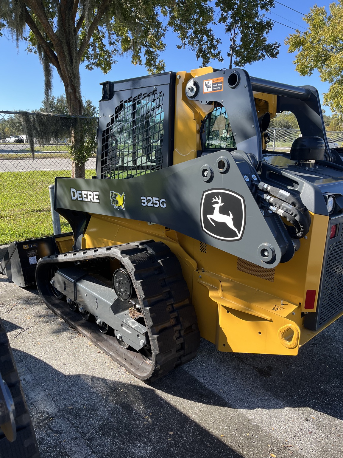 John Deere 325G Image 2