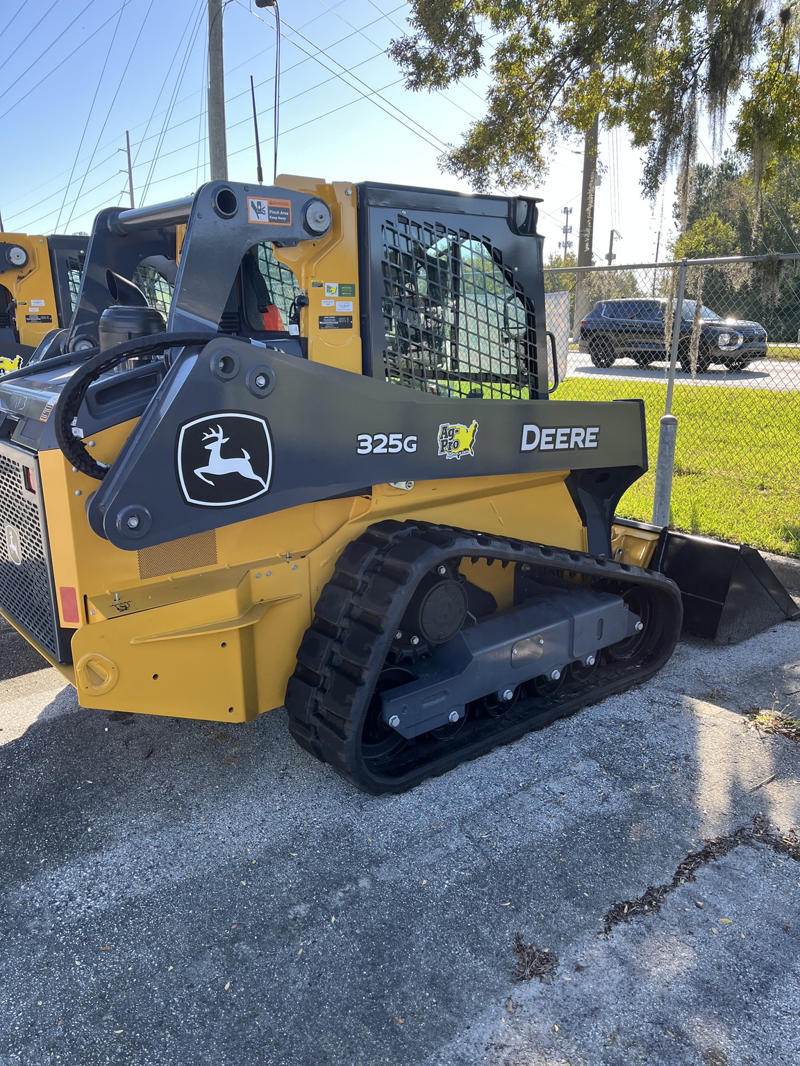 John Deere 325G Image 3