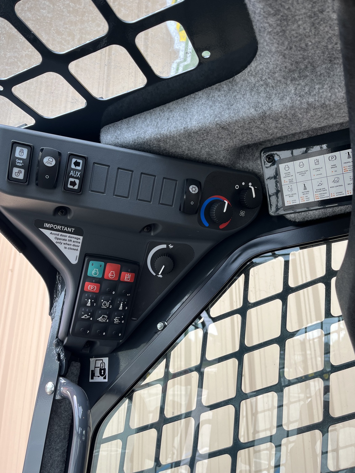 John Deere 325G Image 8