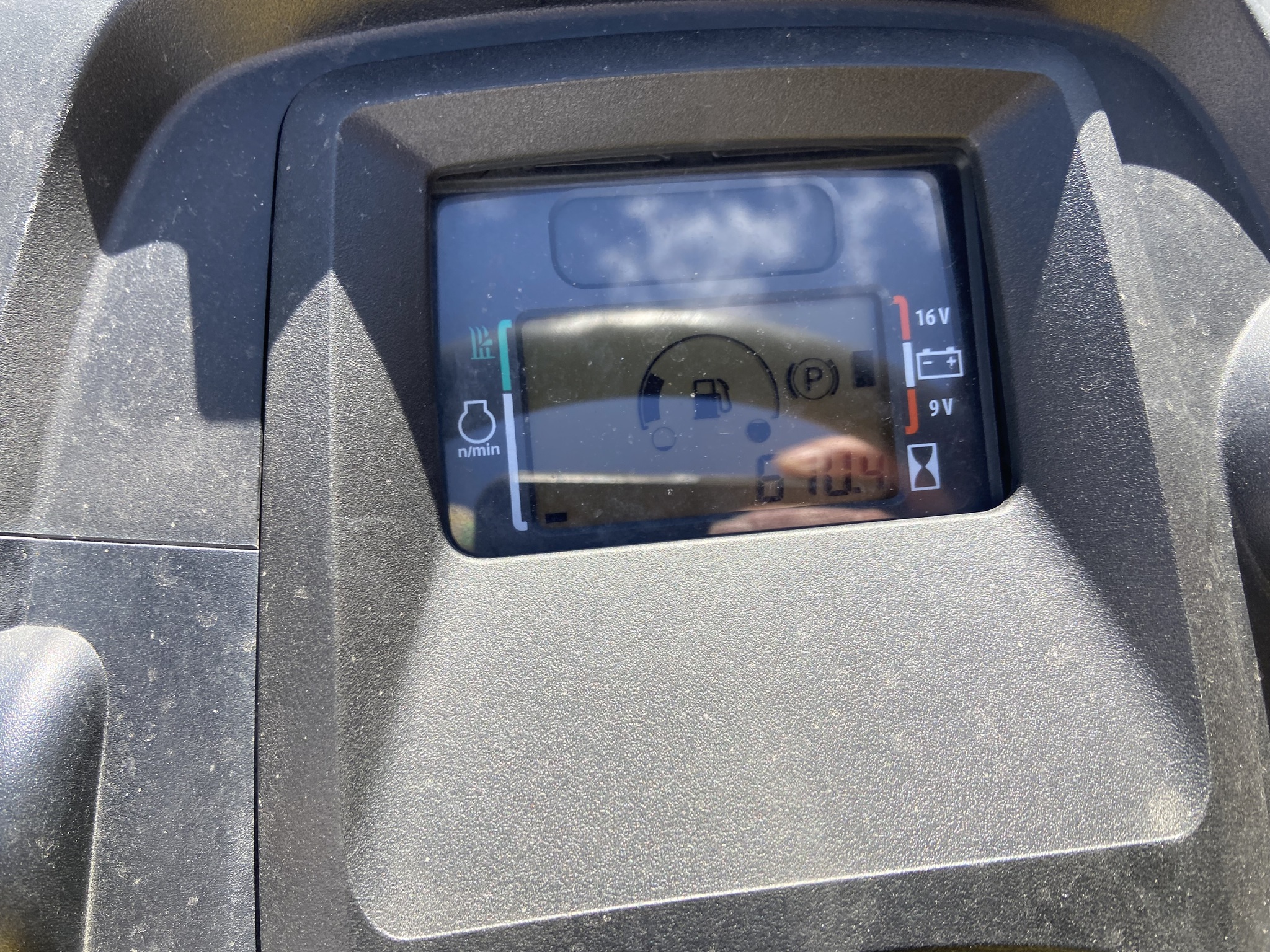 2021 John Deere X590 Image 6