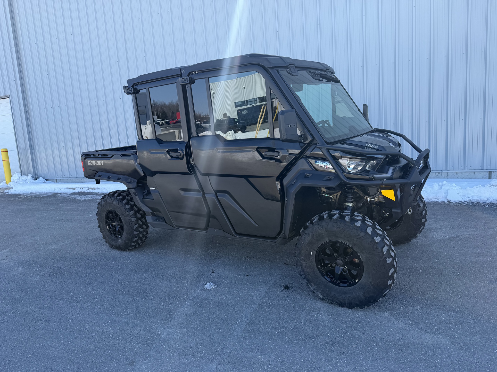 2022 Can-Am Defender Max Lonestar cab Image 1