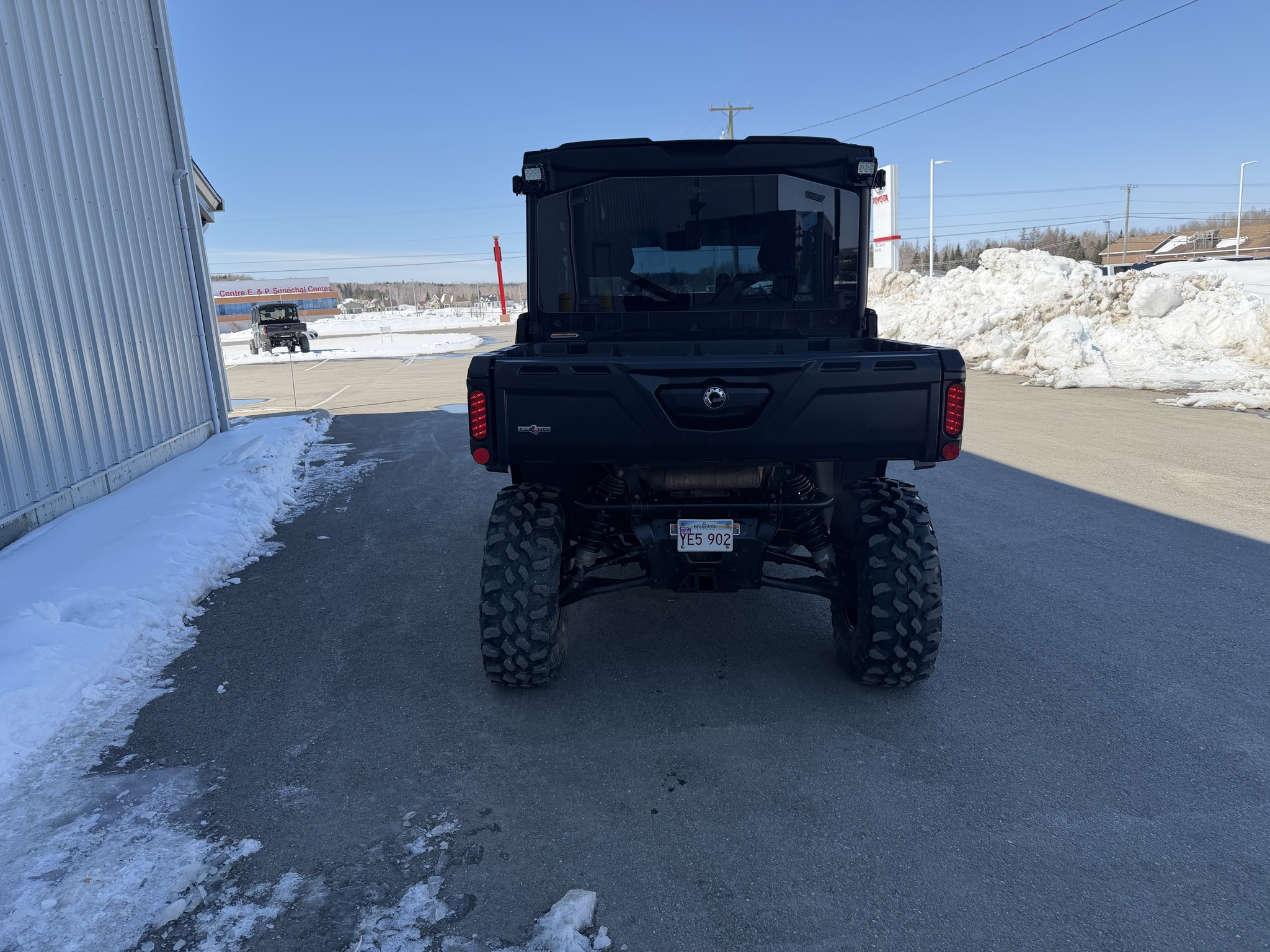 2022 Can-Am Defender Max Lonestar cab Image 6