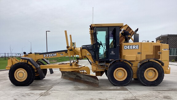 Photo of a 2003 John Deere 772CH-II