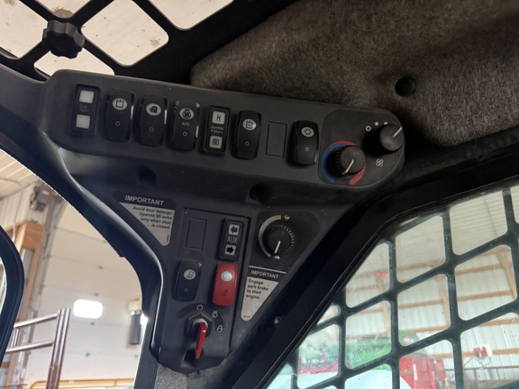 2012 John Deere 329D - Photo12