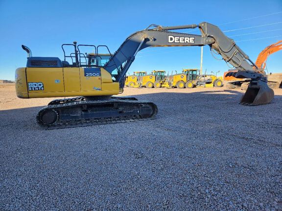 2019 John Deere 250G LC