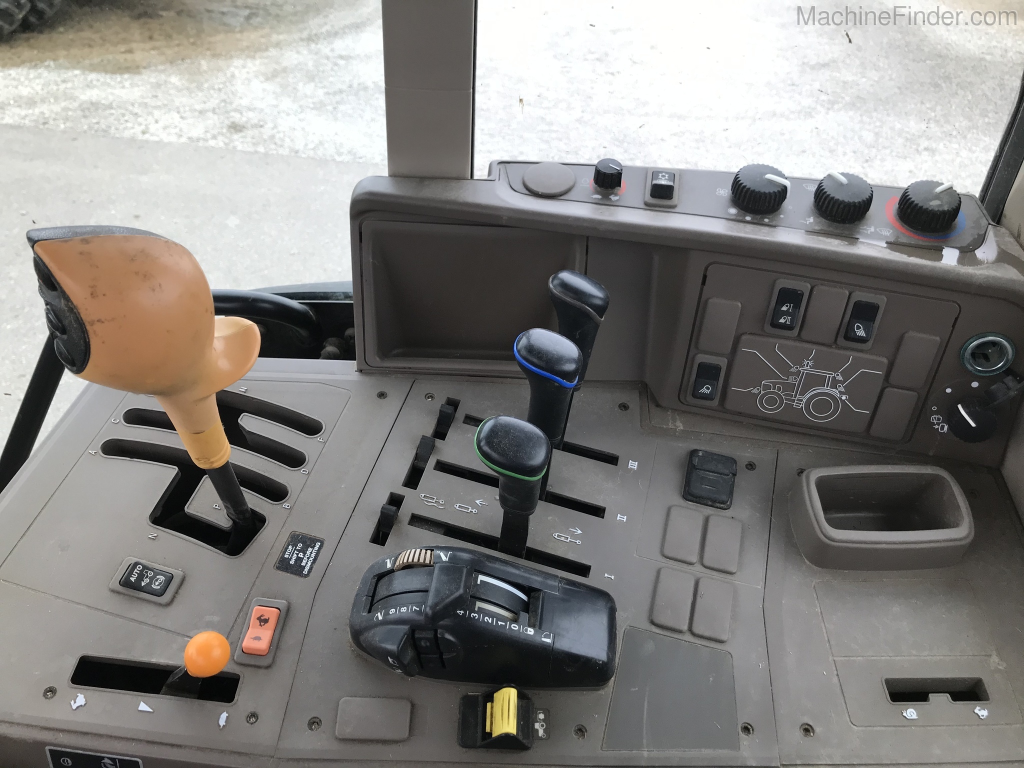 2015 John Deere 6115M Image 9