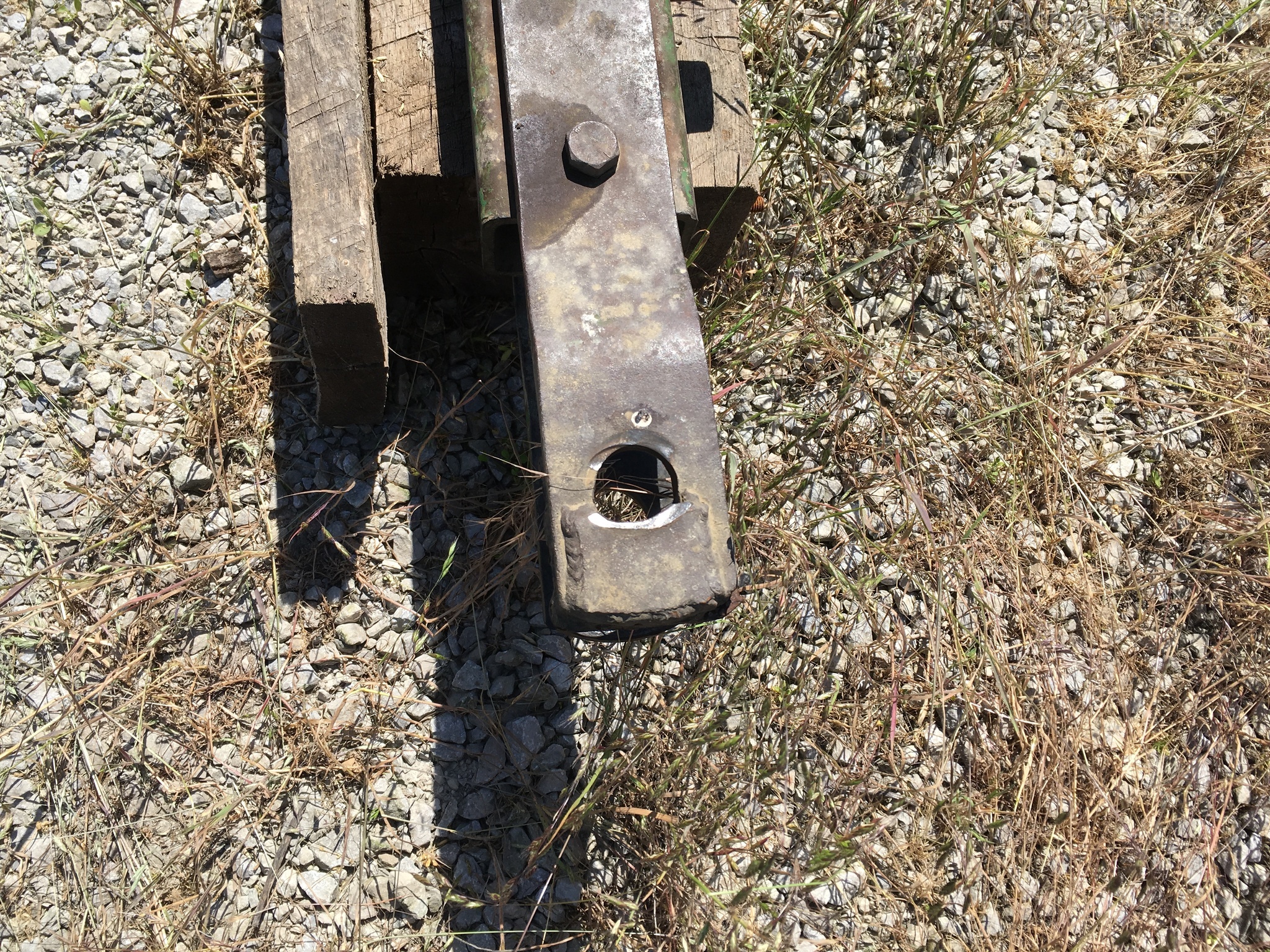 John Deere 220 Image 2