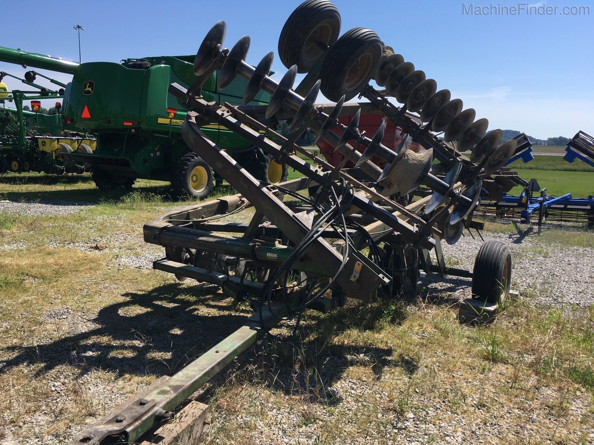 John Deere 220 Image 1