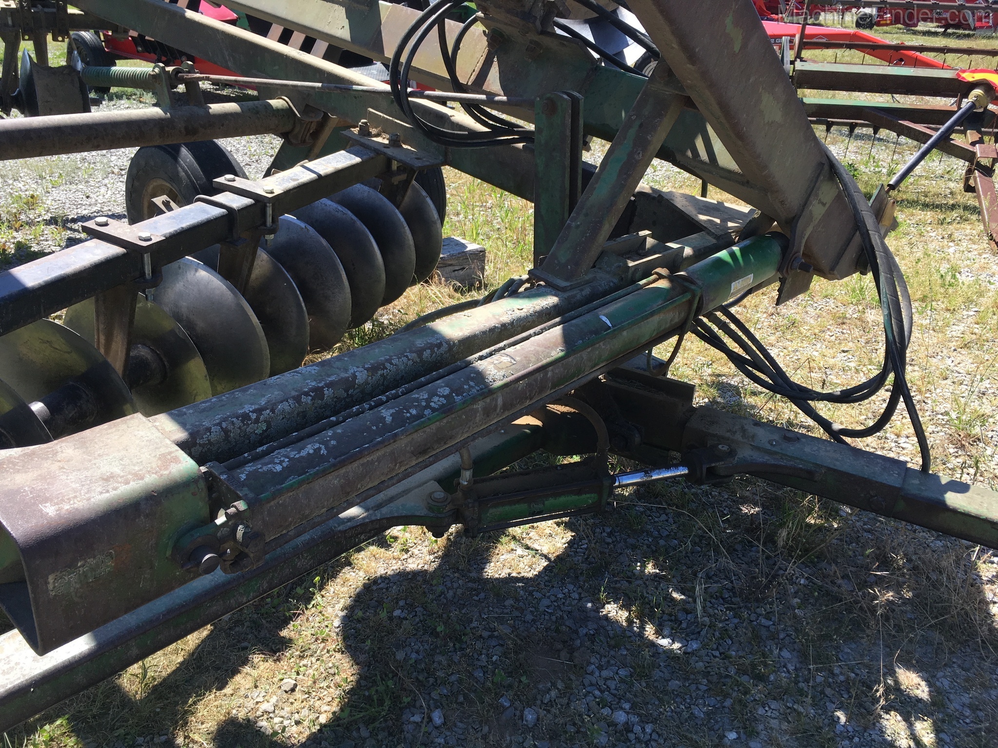 John Deere 220 Image 5