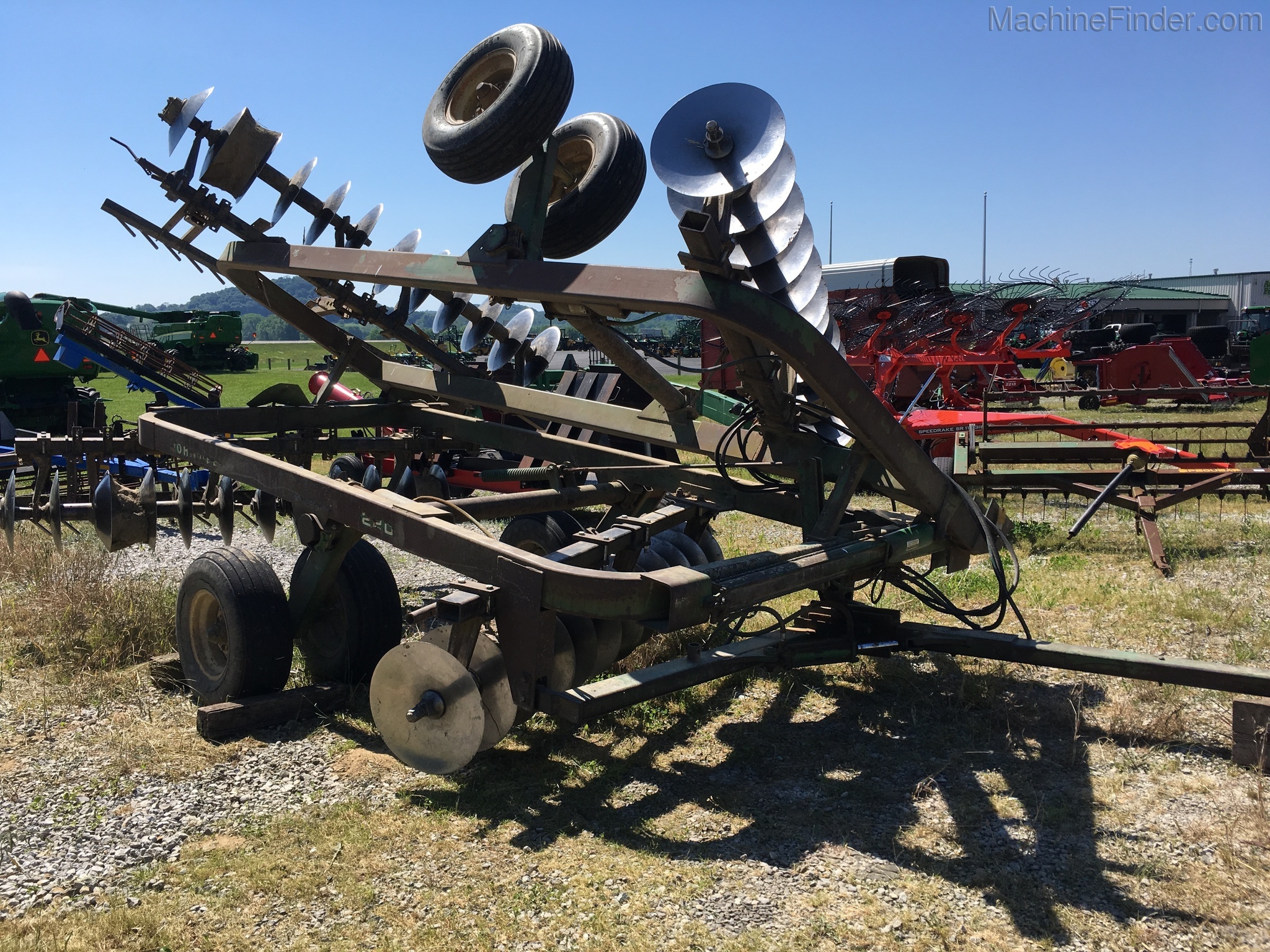 John Deere 220 Image 3